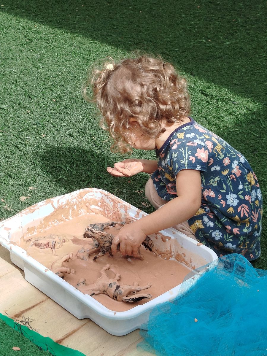 Brincadeira sensorial com argila